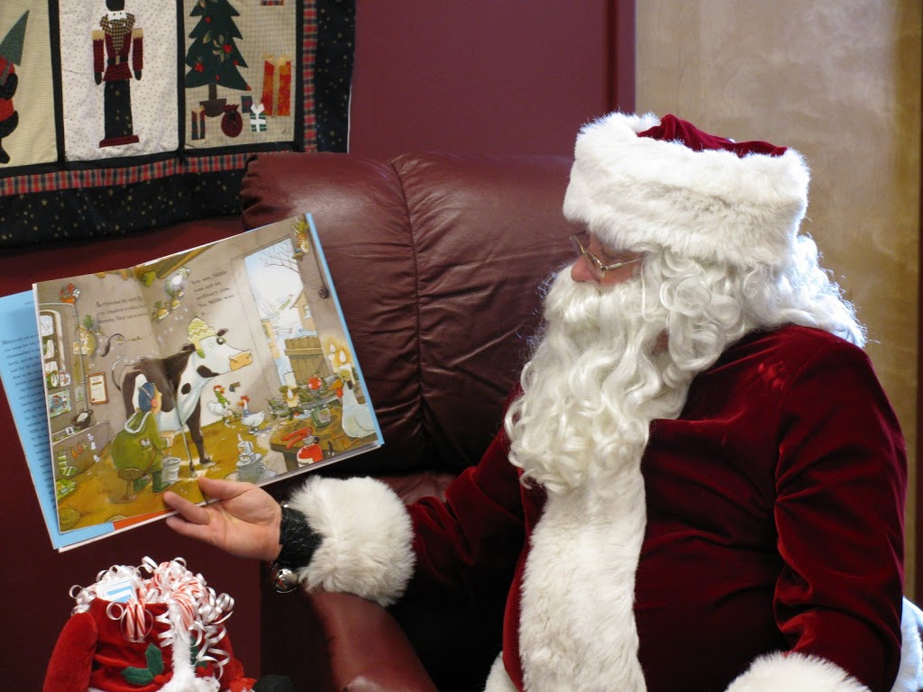 SANTA READS!